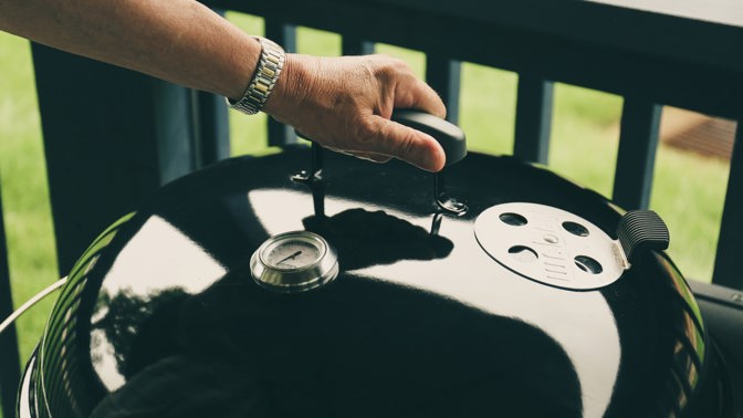 Gril vyčistíte snadno i bez běžných čistících prostředků. Stačí se podívat do spíže