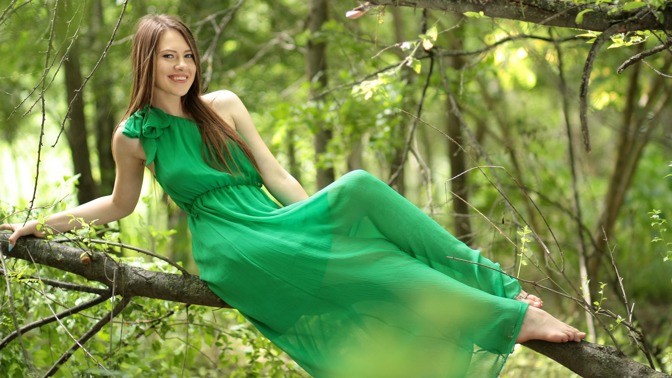 Zelená jako pistácie nebo spíš smaragd? Buďte stylová a oblečte si barvu tohoto léta