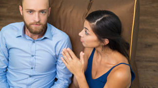 Muži „podpantofláci“ a ženy vládkyně. To si lidé myslí o párech, v nichž si žena nechala po svatbě své dívčí příjmení