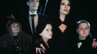 Anjelica Huston z Addamsovy rodiny: Její matka tragicky zemřela. Roli Morticie jí záviděla samotná Cher