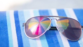 Stylová výbava na pláž: Osvěžující drink v ruce a zdravá svačinka proti hladu