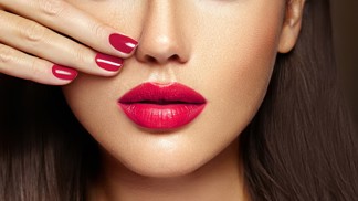 Horoskop líčení: Komu sluší romantický make-up a kdo by měl dát přednost rudé rtěnce?