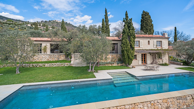 Dům, ve kterém se nedaleko Cannes schovávala Brigitte Bardot, je na prodej. Ukrývá bazény i vinice