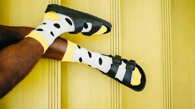 Módní faux pas se vrací: Jak kombinovat ponožky a sandály?