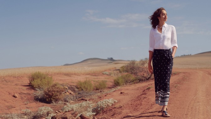 Už 80 let ji oblékají světové celebrity. A v šatníku by tenhle ikonický kousek neměl chybět ani vám