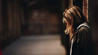 Zemřel mi partner, jak to mám zvládnout? Do ničeho se nenuťte, říká psycholožka Samsonová. Co dalšího radí?