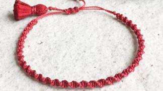 Stále populárnější červený náramek má skrytý význam! Chrání před zlem a nemocemi