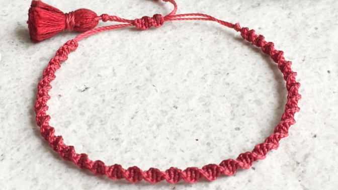 Stále populárnější červený náramek má skrytý význam! Chrání před zlem a nemocemi