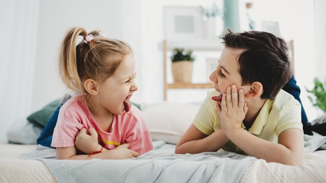 Co dělat, když na sebe žárlí nevlastní sourozenci? Mluvte se všemi, říká psychoterapeutka a nabízí jednoduchý trik
