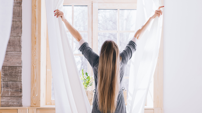 Okna lesklá jako zrcadlo: 6 tipů, se kterými jde mytí od ruky