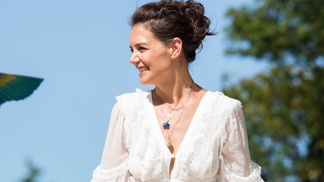 Katie Holmes už není sama. Její první láskou byl Joshua Jackson, osudovým Tom Cruise a ten poslední umí vařit