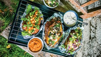 Grilování v babím létě: Batát na grilu se špenátem a odlehčenou tatarkou