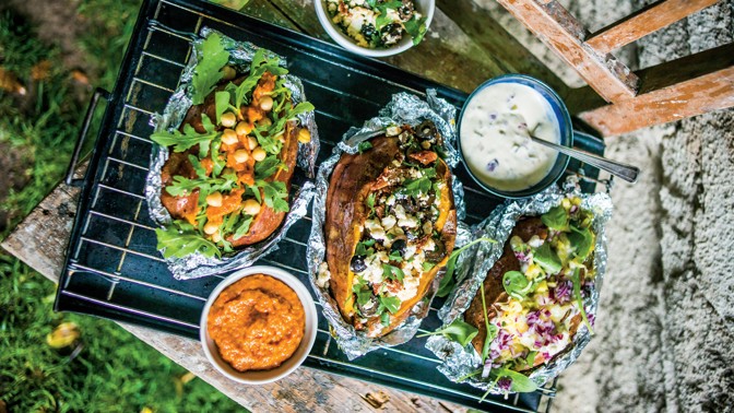 Grilování v babím létě: Batát na grilu se špenátem a odlehčenou tatarkou