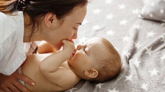Spát s miminkem v posteli? Podle některých studií je to blahodárné, říká psychoterapeutka