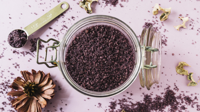 Krásná po kávě: Tipy a triky pro lesklé vlasy i pružnou pleť