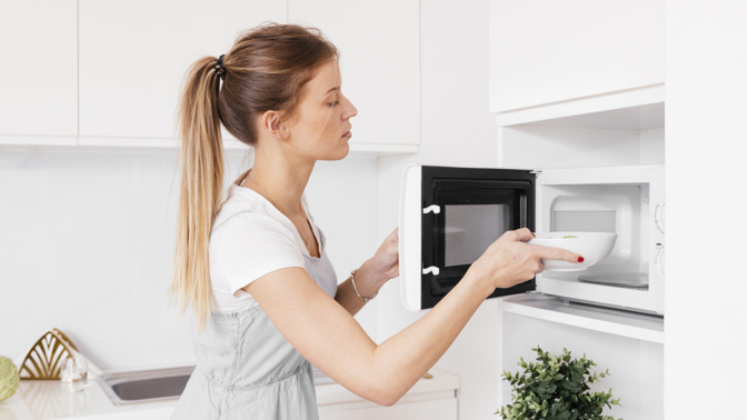 Tři kroky k čisté mikrovlnce: Překvapivě potřebujete jen vodu a citron