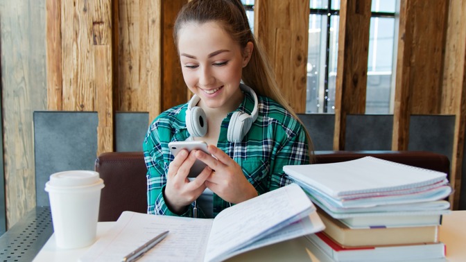 Chytré hodinky, mobil, notebook: Od kdy patří dětem do ruky a do školy?