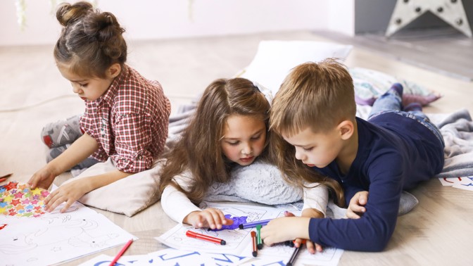 Proč se dítě vzteká, když po něm něco chcete? Podle psychoterapeutky na vás nemá čas