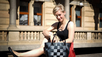 Náušnice z použité PET lahve, kabelka z autoplachty: Najdete odvahu si je vyzkoušet?