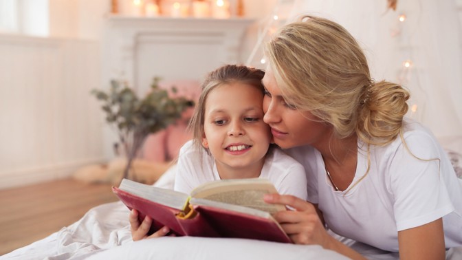 Do kdy uspávat dítě: Na věku nezáleží, vyprávění před spaním mají rádi i dospělí, říká odbornice
