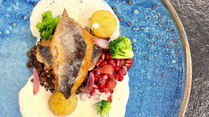 Gastronomie není o memorování receptů, ale o ovládnutí technik. Ve finále soutěže to dokazují mladí kuchaři