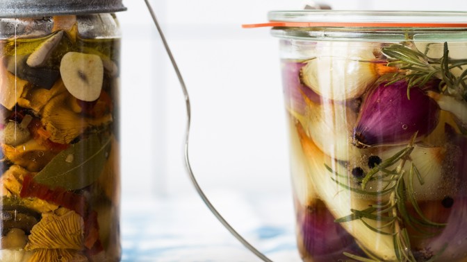 Houbařská sezóna: Vyzkoušejte recept na nakládané lesní houby s česnekem