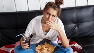 Studie odhalila, proč se při sledování televize tolik přejídáme