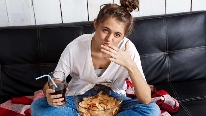 Studie odhalila, proč se při sledování televize tolik přejídáme