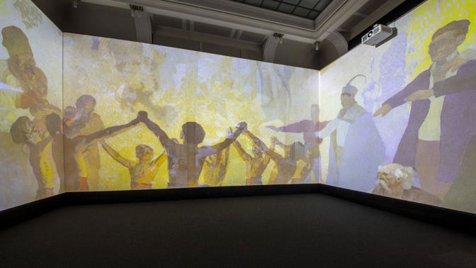 Výstava sbírky děl Alfonse Muchy vyvolává mezi návštěvníky velký ohlas