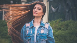 Střelená móda: Džíny ušpiněné od trávy a pocákané žíravinou