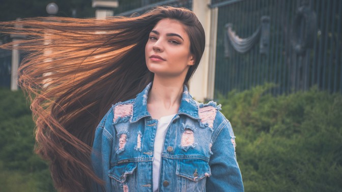 Střelená móda: Džíny ušpiněné od trávy a pocákané žíravinou