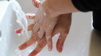 Nejúčinnější ochrana před koronavirem skoro nic nestojí: Správné mytí rukou krok za krokem