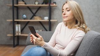 Podle výzkumníků jsou atraktivnější ti, co na esemesky neodepisují hned