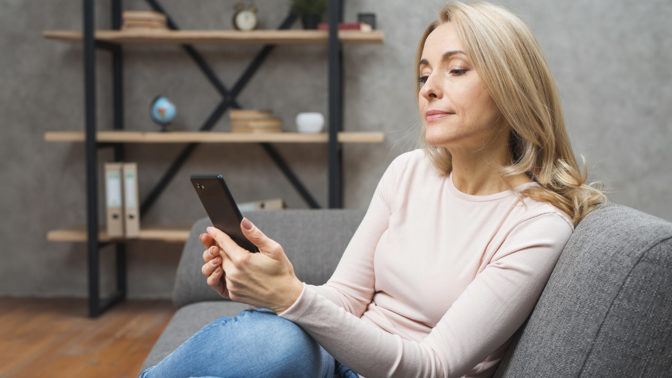 Podle výzkumníků jsou atraktivnější ti, co na esemesky neodepisují hned