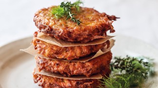 Česká tradiční pochoutka: Recept na bramboráčky hotové raz dva