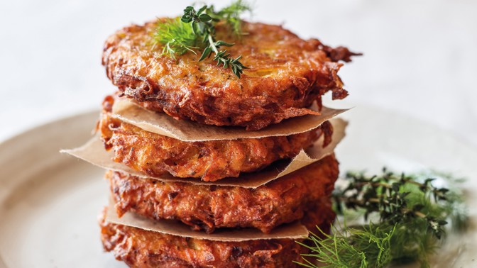 Česká tradiční pochoutka: Recept na bramboráčky hotové raz dva