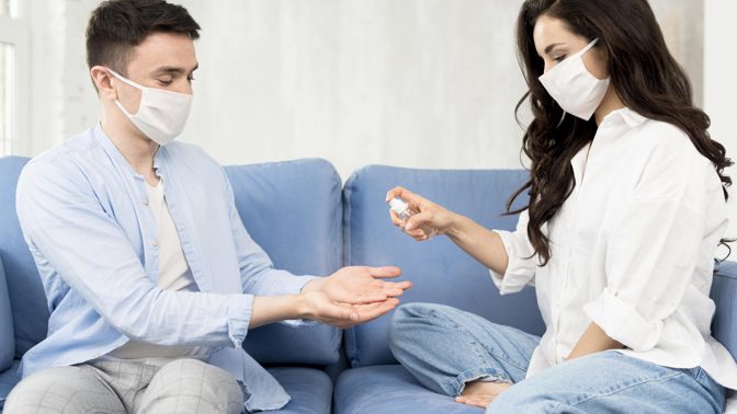 Karel (35): Partnerka chce milování jen v roušce a rukavicích, jinak nic nebude. Já to neudýchám