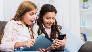 Odkládáte děti k počítači nebo mobilu? Psychoterapeutka popisuje rizika