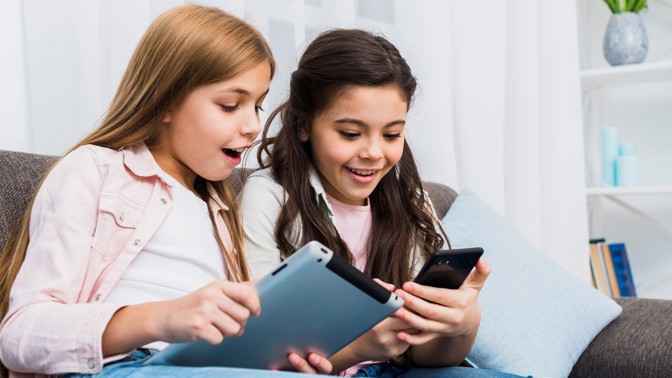 Odkládáte děti k počítači nebo mobilu? Psychoterapeutka popisuje rizika