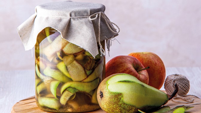 Levné a ze zbytků: Jak si vyrobit domácí ocet z ovocných slupek