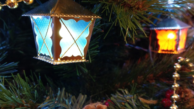 Vánoční lucerničky: Příběh dvou bratrů, kteří vrátili na vánoční stromečky tradici