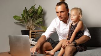 Pavel (35): Dcera má ve školce pana učitele. Chci ji odhlásit, protože manželka je z něj hotová