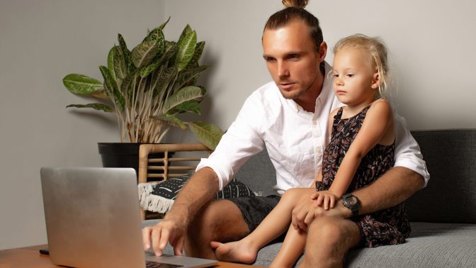 Pavel (35): Dcera má ve školce pana učitele. Chci ji odhlásit, protože manželka je z něj hotová