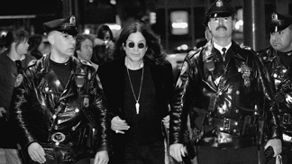 Ozzy Osbourne: Ukousl hlavu holubici a pokusil se uškrtit svou vlastní ženu