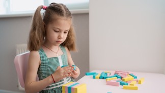 Jak naučit děti, aby byly rády samy se sebou? Psychoterapeutka vysvětluje, proč by to měly umět