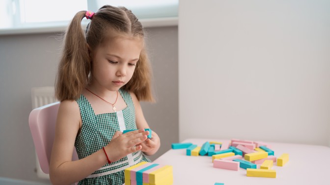 Jak naučit děti, aby byly rády samy se sebou? Psychoterapeutka vysvětluje, proč by to měly umět