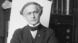Harry Houdini: Žil v naprosté bídě. První představení předvedl v devíti letech, a navíc v ženském oblečení