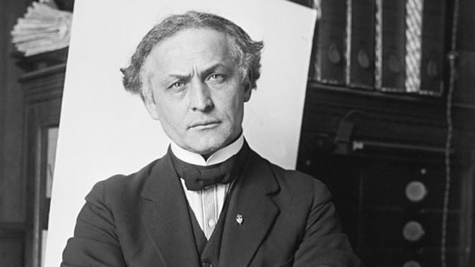 Harry Houdini: Žil v naprosté bídě. První představení předvedl v devíti letech, a navíc v ženském oblečení