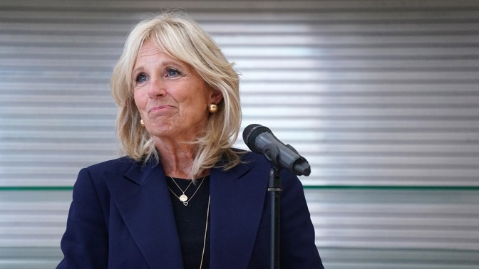 Rafinované vzkazy lidem, vytříbený styl pro detail: Jak se obléká nová první dáma USA Jill Bidenová