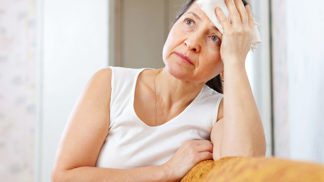 Věra (58): Vyčítám si, že jsem syna vychovala špatně. Chová se k ženě hrozně a ona mlčí